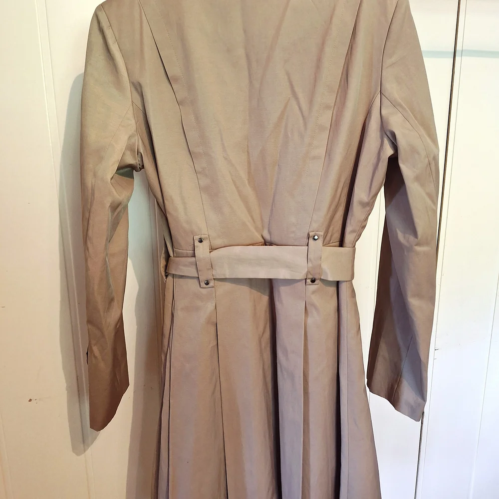 Steve Madden Tan Trench Rain Coat Belt Size Medium Very Good Condition Jacket - Picture 2 of 3